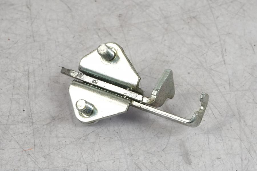 Vänster sida på Sadellåsmekanism från en Yamaha MT-09 SP -2018 motorcykel.