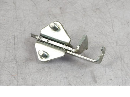 Vänster sida på Sadellåsmekanism från en Yamaha MT-09 SP -2018 motorcykel.