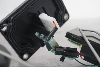 Snett uppifrån på Bensinnivågivare från en Ducati Multistrada V4 -2024 motorcykel.