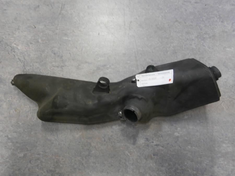 Höger sida på Ljuddämpare från en Honda CB 1000 R -2009 motorcykel.