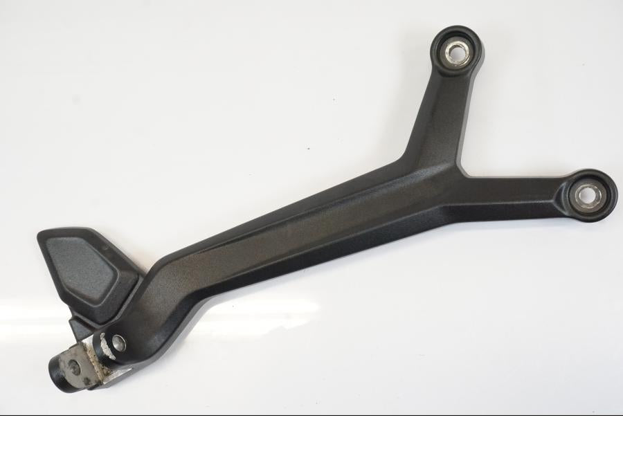 Framsidan på Fotpinnefäste från en Triumph Trident -2021 motorcykel.