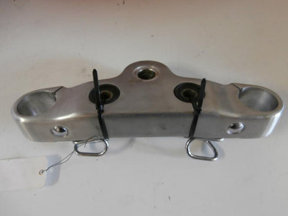 Baksidan på Gaffelkrona från en Yamaha XV 1600 -2002 motorcykel.