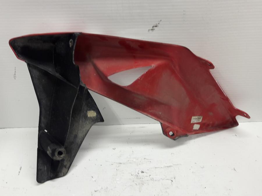 Baksidan på Bensintankskåpa från en Husqvarna TE 630 -2011 motorcykel.