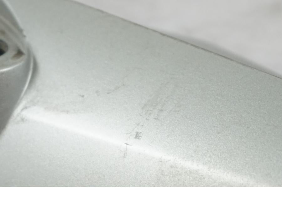 Snett uppifrån på Blinkersfäste från en BMW R 1200 R -2007 motorcykel.