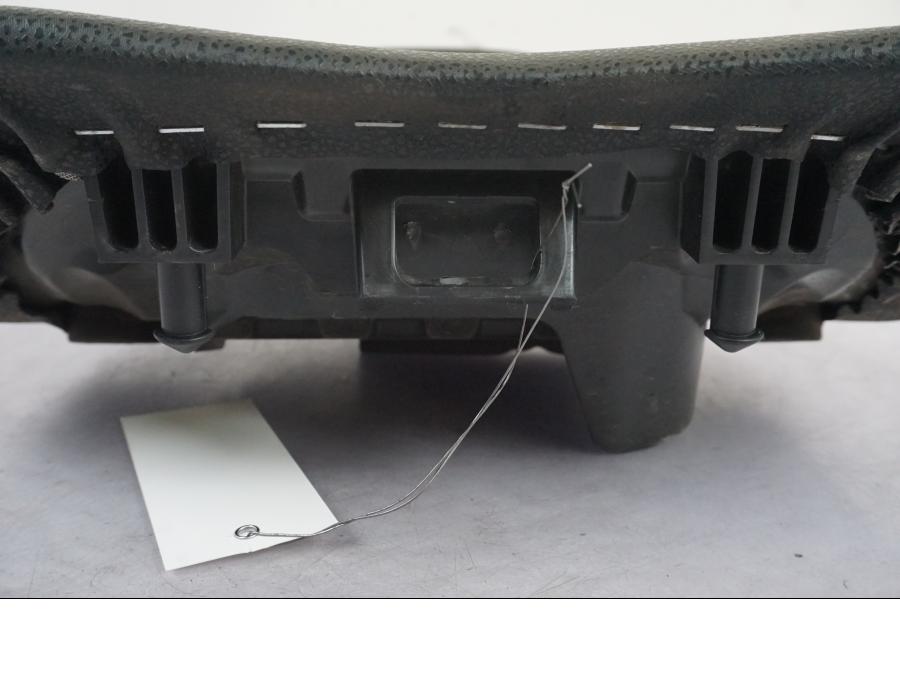 Vänster sida på Sadel från en Kawasaki Z 900 -2019 motorcykel.