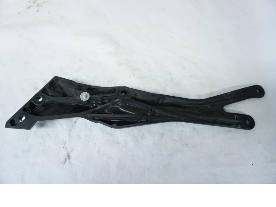 Baksidan på Ramdel från en Kawasaki Z 800 -2013 motorcykel.