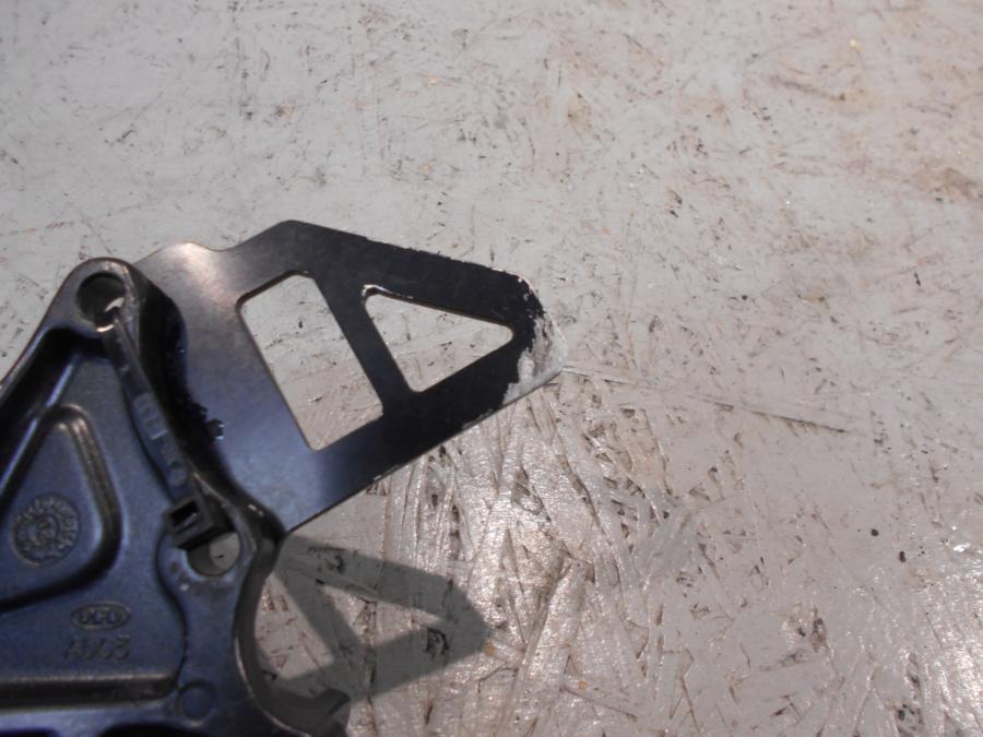 Baksidan på Fotpinnefäste från en Kawasaki ZX-10R -2008 motorcykel.