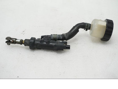 Baksidan på Bromshuvudcylinder från en Yamaha TDM 900 -2002 motorcykel.