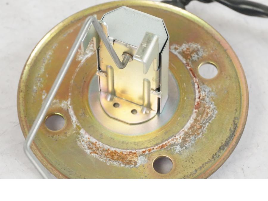 Höger sida på Bensintankgivare från en Suzuki VL 800 -2002 motorcykel.