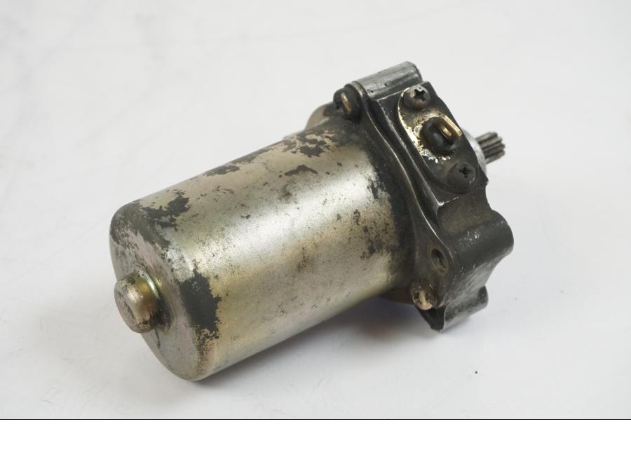 Framsidan på Startmotor från en Aprilia RS 125 -2000 motorcykel.