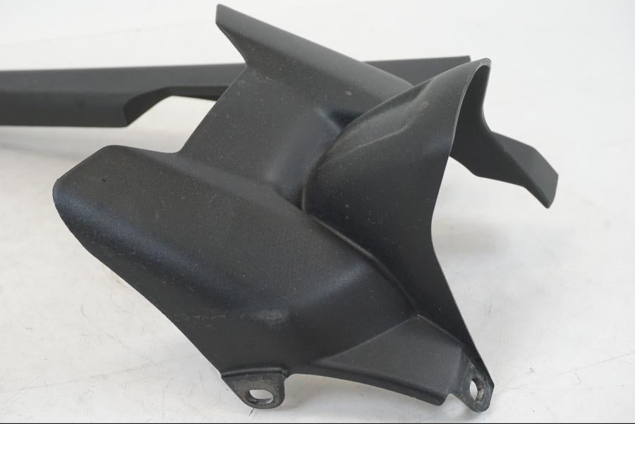 Snett nerifrån på Svingskärm från en Yamaha YZF R7 -2022 motorcykel.