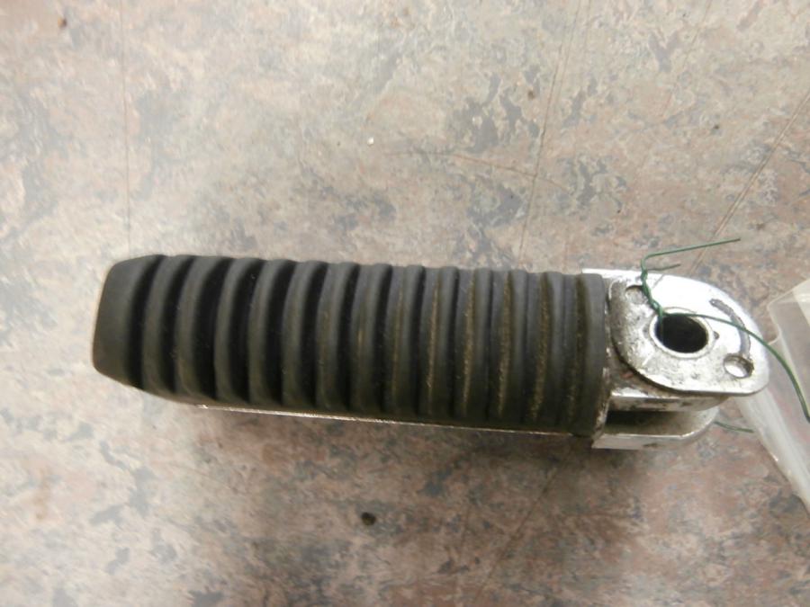 Höger sida på Fotpinne från en Suzuki GSF 1200 -2005 motorcykel.