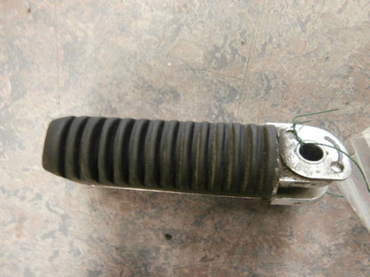 Höger sida på Fotpinne från en Suzuki GSF 1200 -2005 motorcykel.