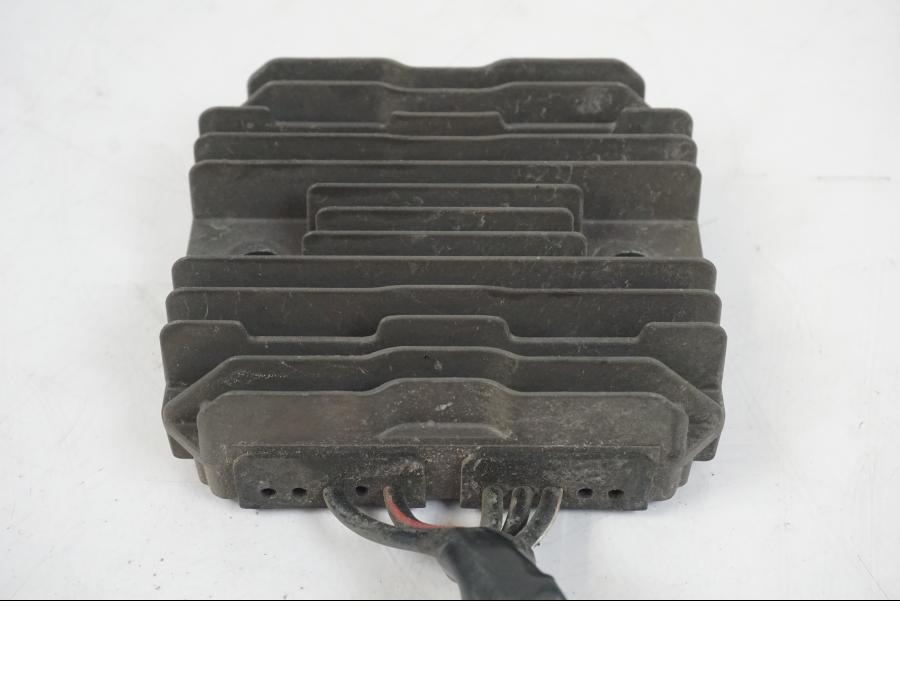 Vänster sida på Likriktare från en Suzuki VZR 1800 -2009 motorcykel.