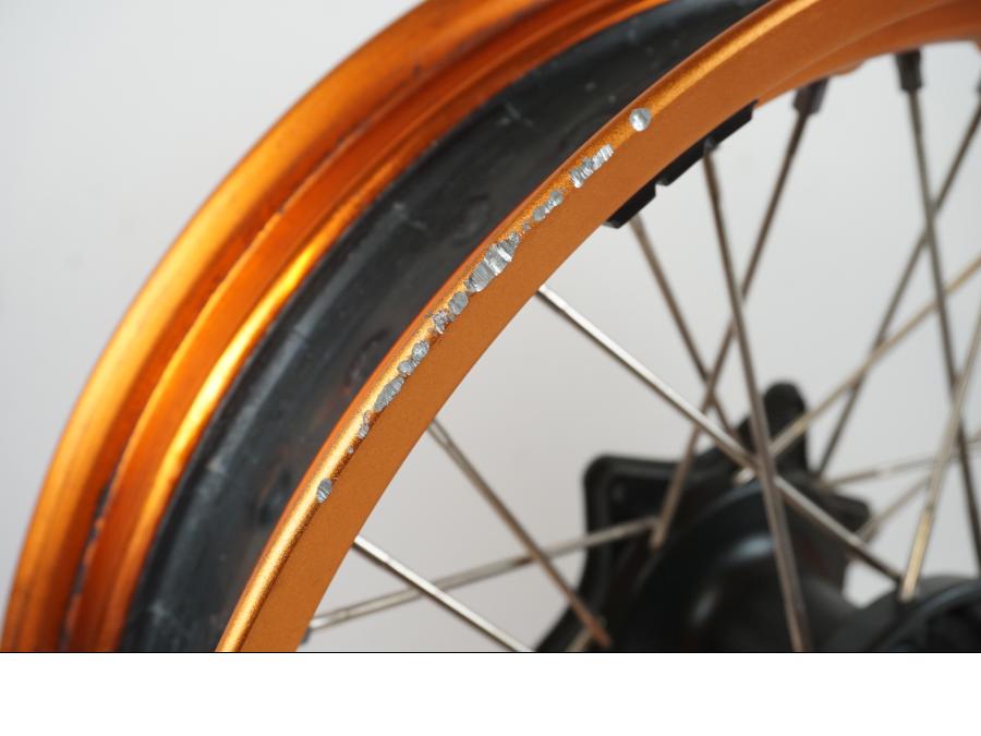 Snett uppifrån på Fälg från en KTM 690 SMCR -2015 motorcykel.