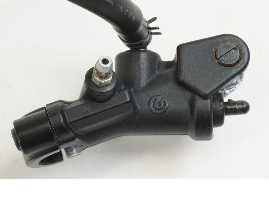 Vänster sida på Bromshuvudcylinder från en Yamaha YZF 1000 R1 -2009 motorcykel.