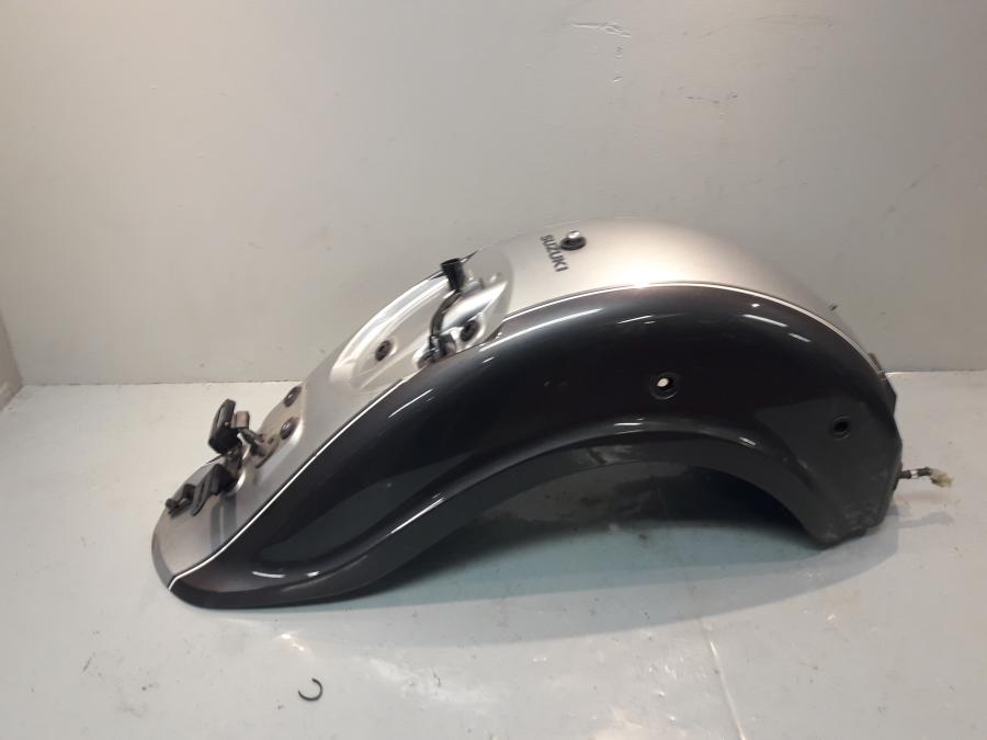 Baksidan på Bakskärm från en Suzuki VL 800 -2009 motorcykel.
