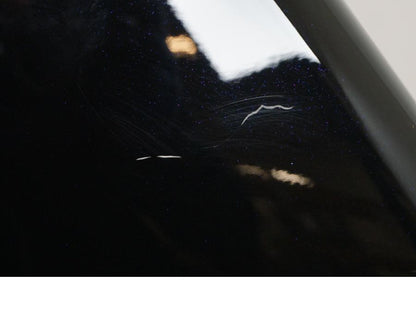 Baksidan på <p>Sidoväska vänster från HD Street Glide FLHXSE CVO, Landslide. Repor samt mindre jack se bilder.</p>

<p>Bra skick.</p> motorcykel.