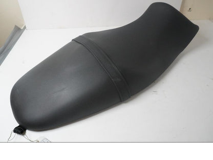 Framsidan på Sadel från en Triumph Speed Triple -2009 motorcykel.