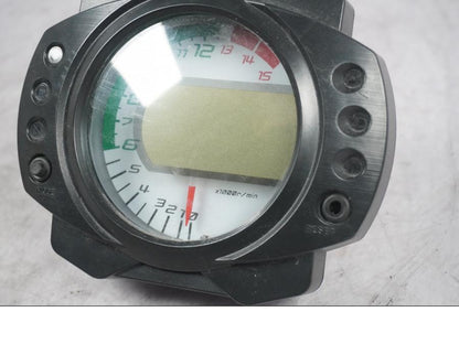 Baksidan på Instrumentpanel från en Kawasaki ZX-10R -2008 motorcykel.