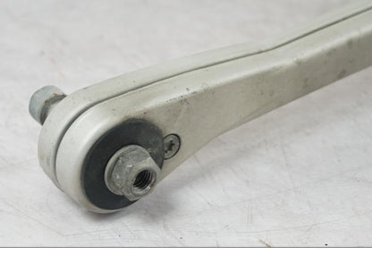 Baksidan på Länkarm från en BMW R 1200 R -2007 motorcykel.