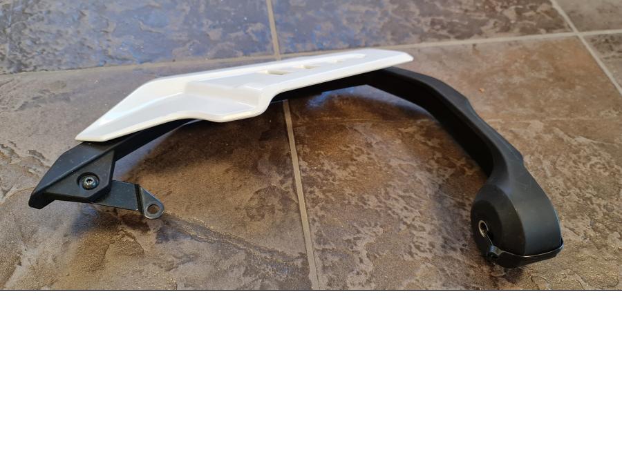 Baksidan på Handskyddsbågar från en Yamaha MT-09 -2014 motorcykel.