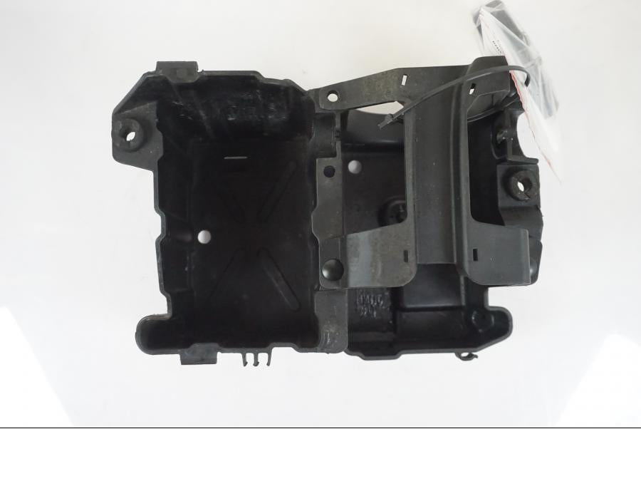 Baksidan på Batterihållare från en BMW F 650 CS -2002 motorcykel.