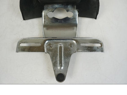 Höger sida på Skylthållare från en Suzuki VS 1400 -1999 motorcykel.