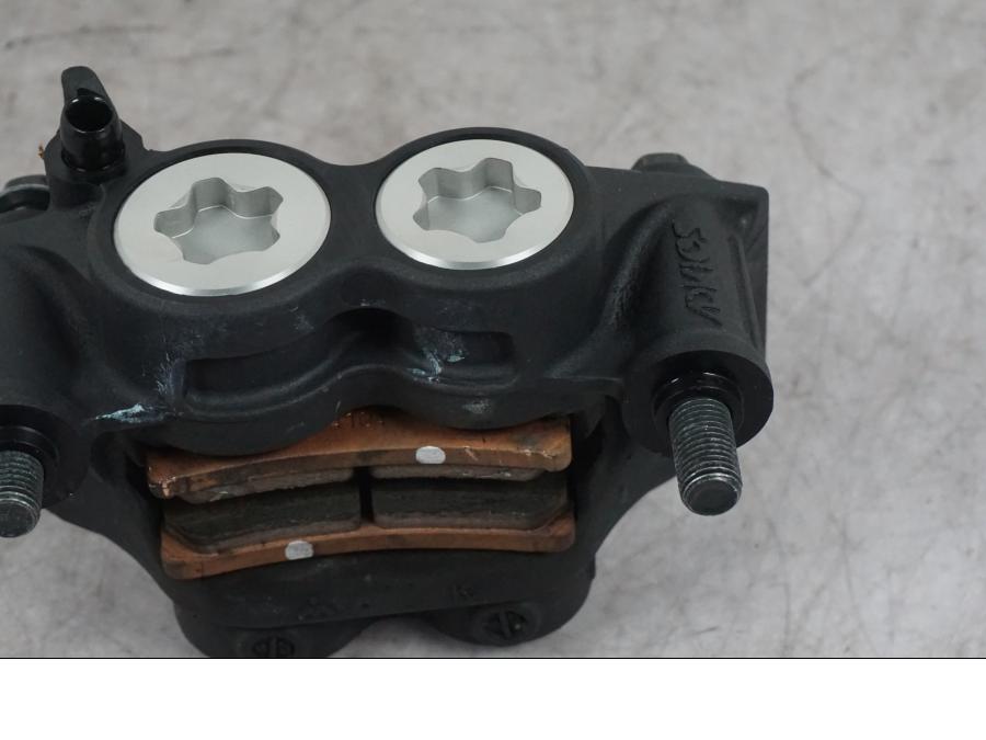 Snett nerifrån på Bromsok från en Yamaha MT-09 -2024 motorcykel.