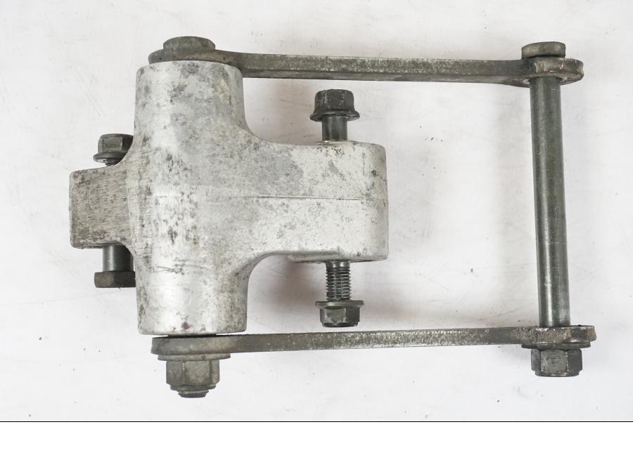 Vänster sida på Stötdämparlänkage från en Yamaha XVS 1100 -2000 motorcykel.