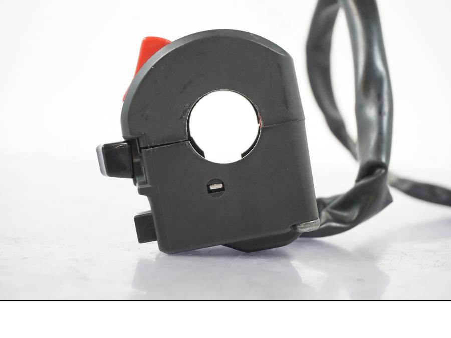 Snett uppifrån på Styrelreglage från en Kawasaki ZX-6R -2011 motorcykel.