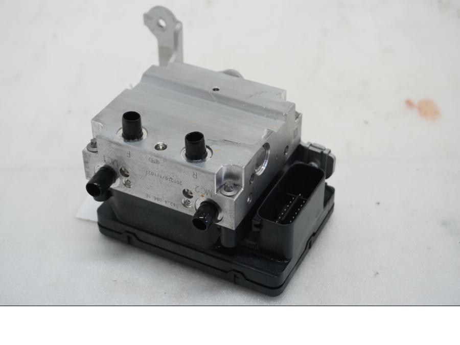 Framsidan på ABS Modulator från en Ducati Multistrada 1158 V4 -2021 motorcykel.