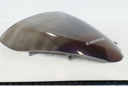 Baksidan på Vindruta från en Kawasaki ZR-7 -2001 motorcykel.