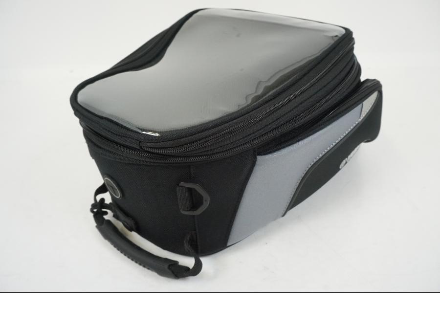 Snett nerifrån på Bensintankväska från en Yamaha MT-09 Tracer -2015 motorcykel.