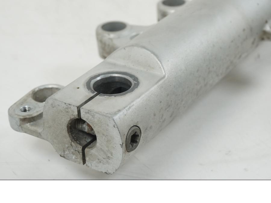 Vänster sida på Gaffelben från en BMW F 650 CS -2002 motorcykel.