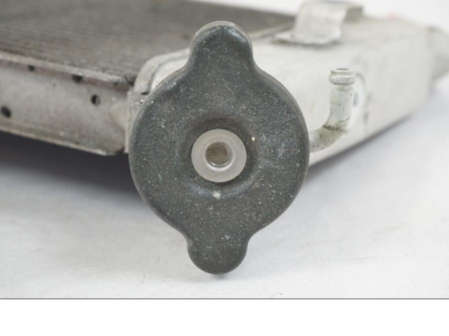 Snett uppifrån på Vattenkyl från en Kawasaki ER-6F -2010 motorcykel.