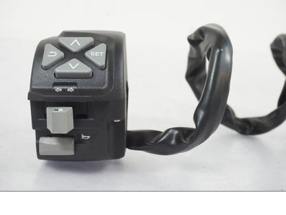 Höger sida på Styrelreglage från en KTM 390 Adventure -2021 motorcykel.