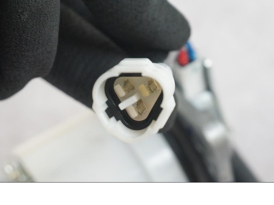 Vänster sida på Bensinpump insprut från en KTM 1290 Super Duke R -2022 motorcykel.