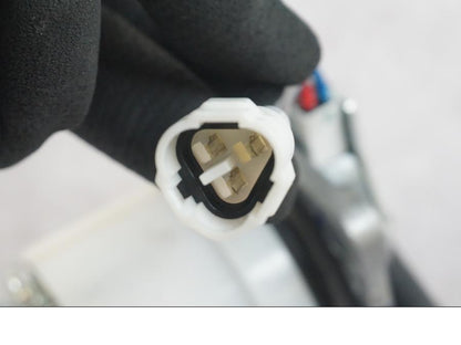 Vänster sida på Bensinpump insprut från en KTM 1290 Super Duke R -2022 motorcykel.