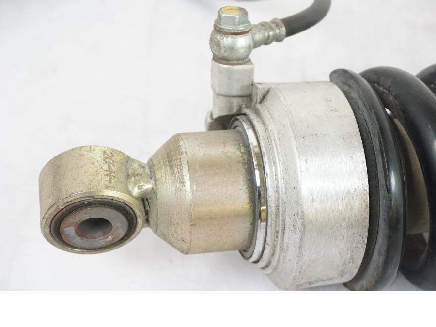 Snett nerifrån på Stötdämpare från en Honda NT 650 V -2002 motorcykel.