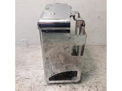 Vänster sida på Batterihållare från en Suzuki LS 650 -2002 motorcykel.