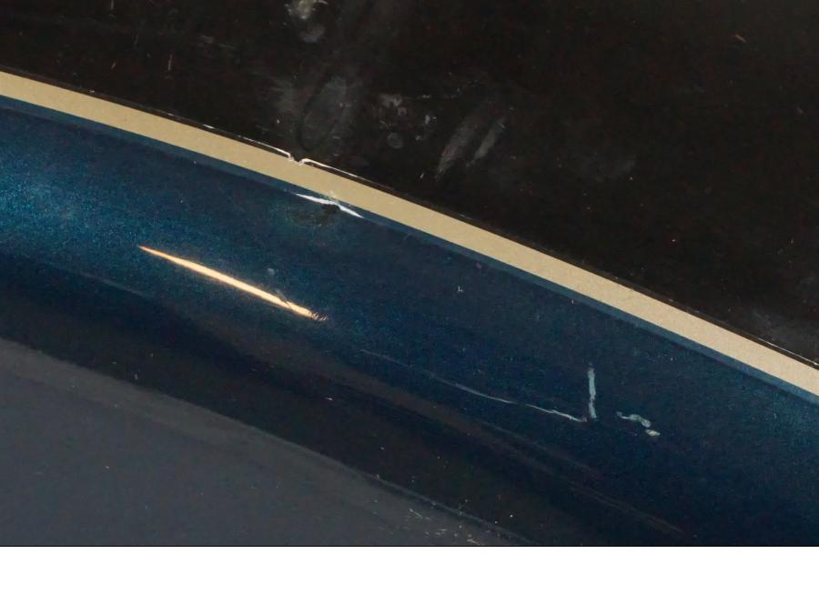 Baksidan på <p>Bakskärm från Suzuki VZ 800 1997.</p>

<p>Med invändigt stag, mindre lackskador, repor och en spricka höger fram se bilder.</p> motorcykel.