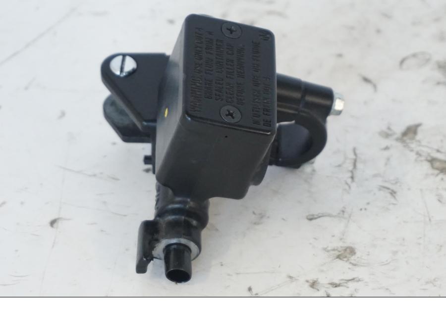 Höger sida på Bromshuvudcylinder från en Honda SH 300 A -2011 scooter.