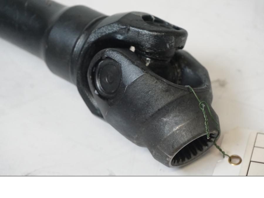 Baksidan på <p>Kardanaxel från BMW K 1300 GT 2009.</p>

<p>Med båda knutar. Repor och slitage av lack se bilder.</p> motorcykel.