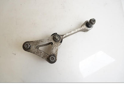 Baksidan på Stötdämparlänkage från en BMW K 1200 S -2007 motorcykel.