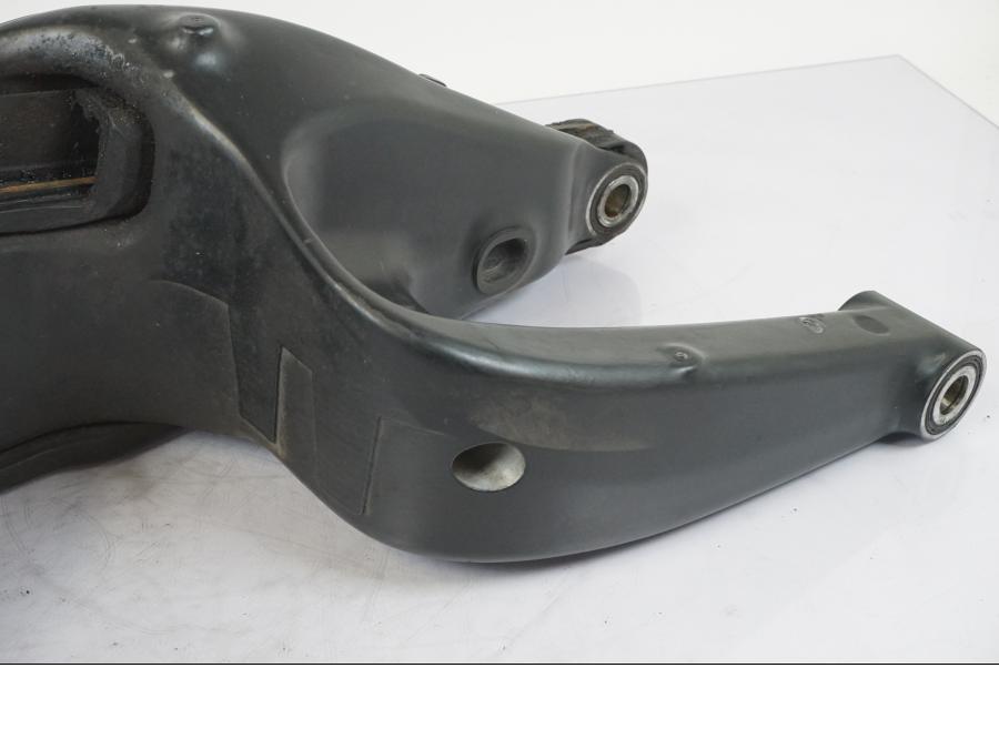 Snett nerifrån på Sving från en KTM 1290 Super Duke R -2015 motorcykel.