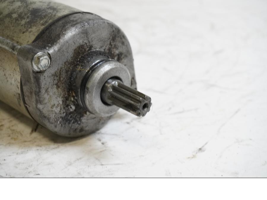 Baksidan på Startmotor från en Yamaha YZF 1000 R1 -1998 motorcykel.