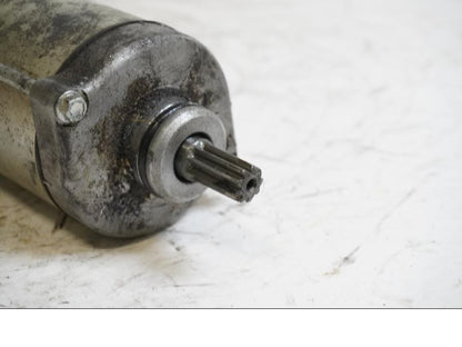 Baksidan på Startmotor från en Yamaha YZF 1000 R1 -1998 motorcykel.