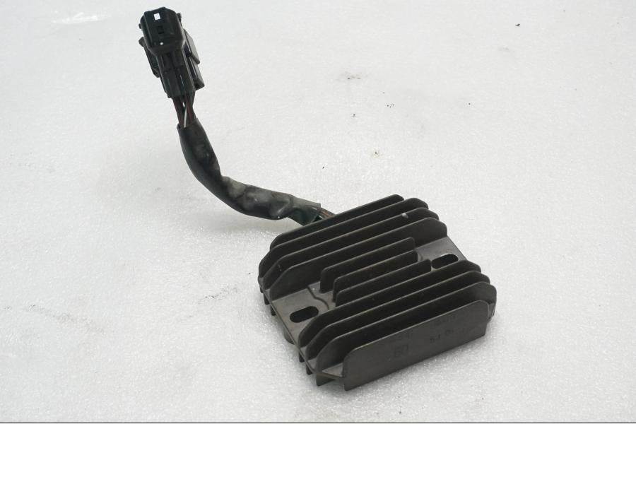 Framsidan på Likriktare från en Suzuki SV 650 -2006 motorcykel.