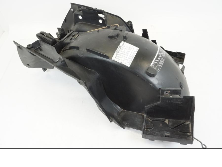 Framsidan på Undertail från en Honda ST 1300 -2002 motorcykel.